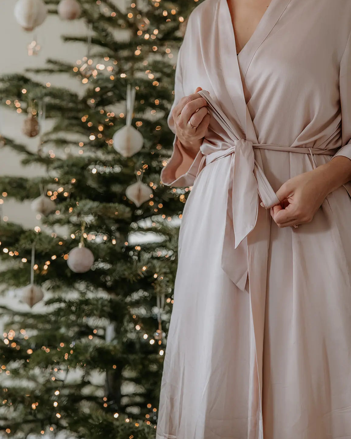 Kvinde iført bambus kimono i lys beige