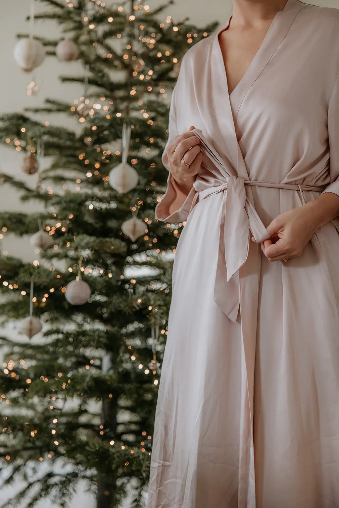 Miljøbillede af Kvinde iført Kimono Lys Beige i Bambus