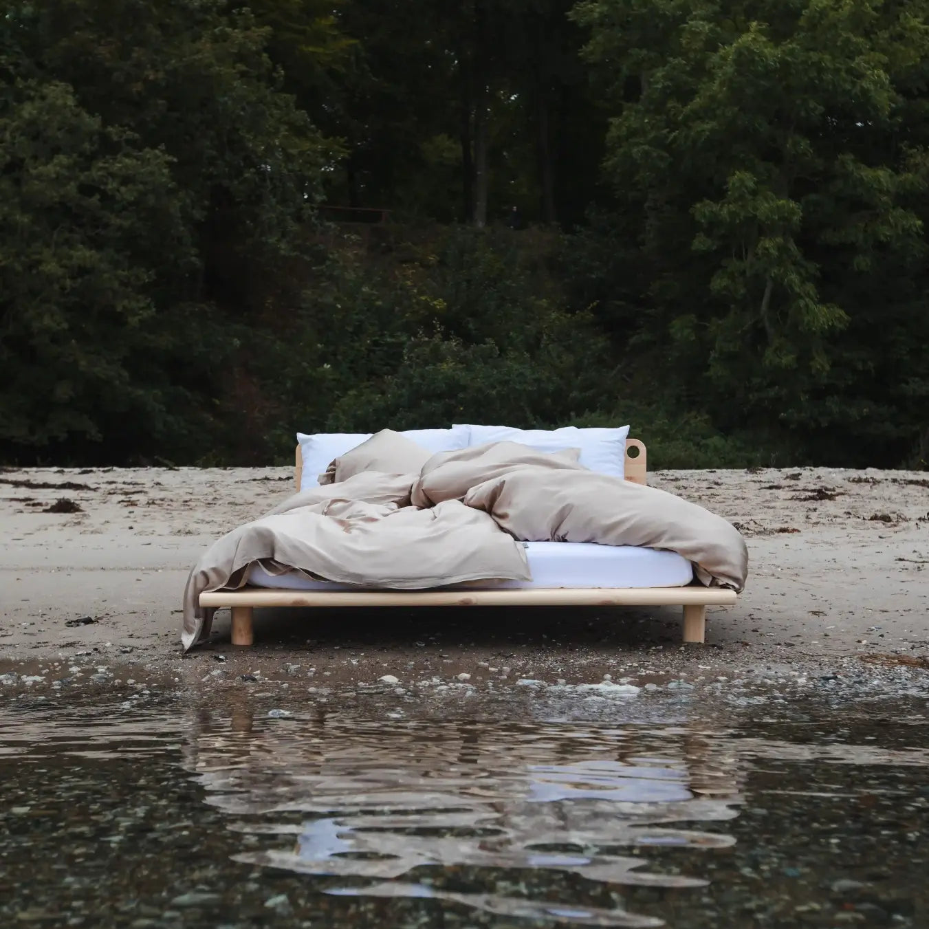 Miljøbillede af enkelt silkesengetøj Mocca