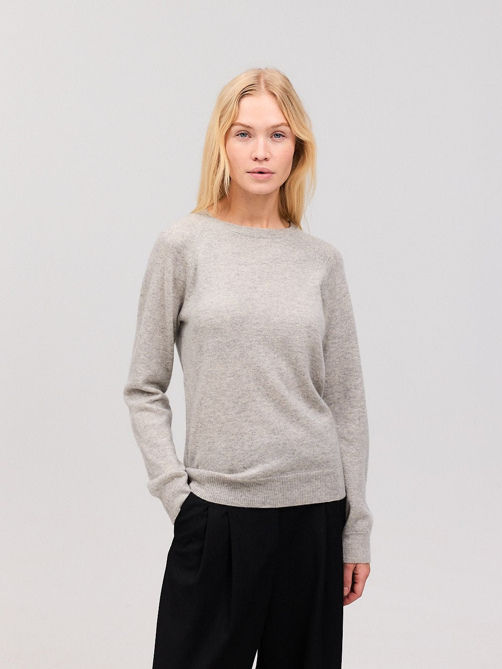 ASTRID cashmere round neck lys grå - Nordic Weaving