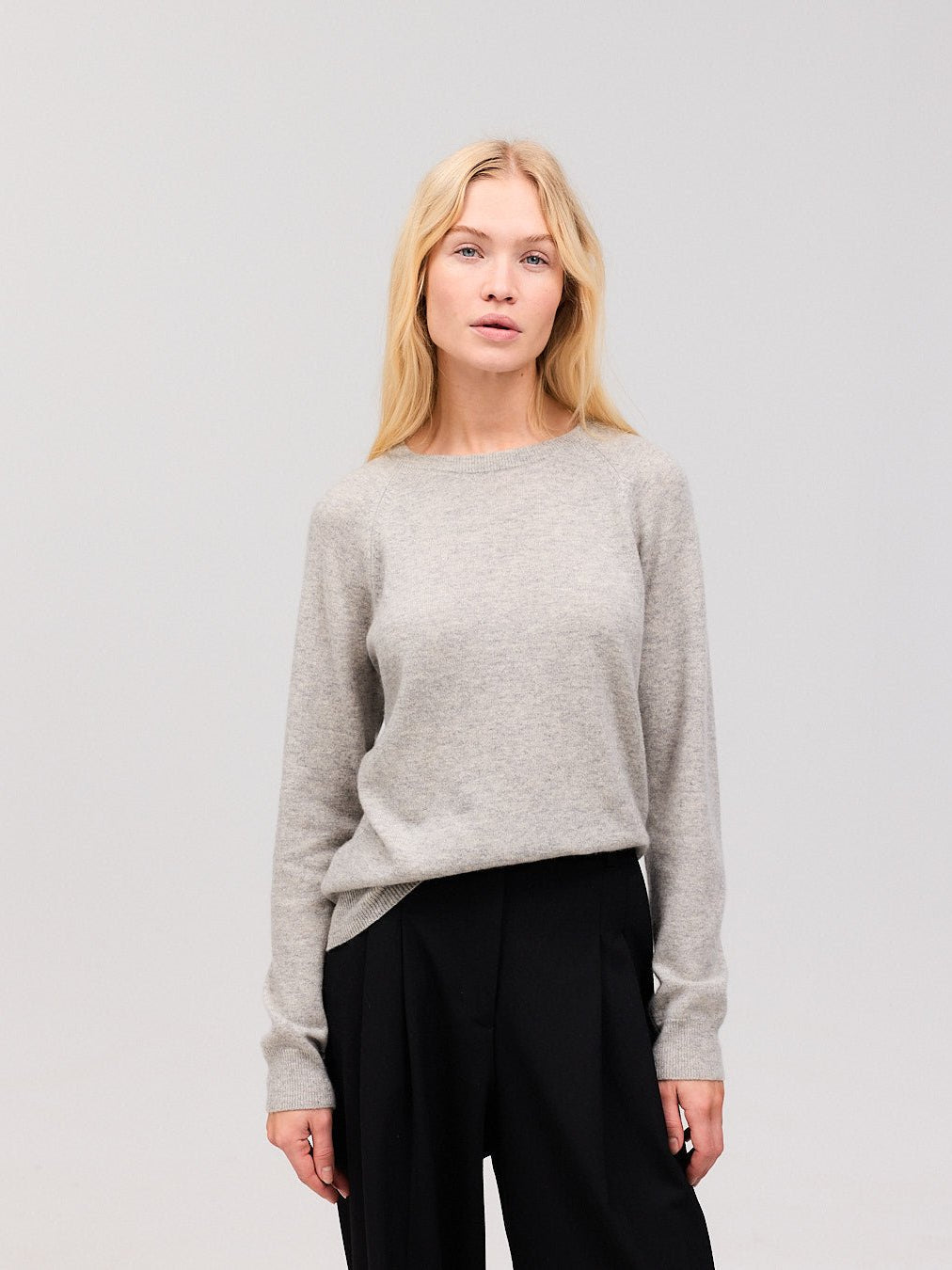 ASTRID cashmere round neck lys grå - Nordic Weaving