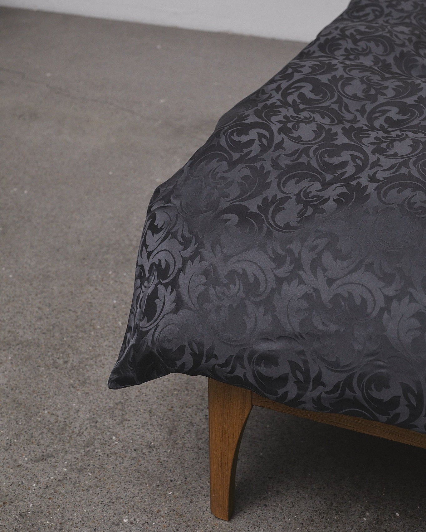 Enkelt silkesengetøj jacquardvævet grå - Nordic Weaving