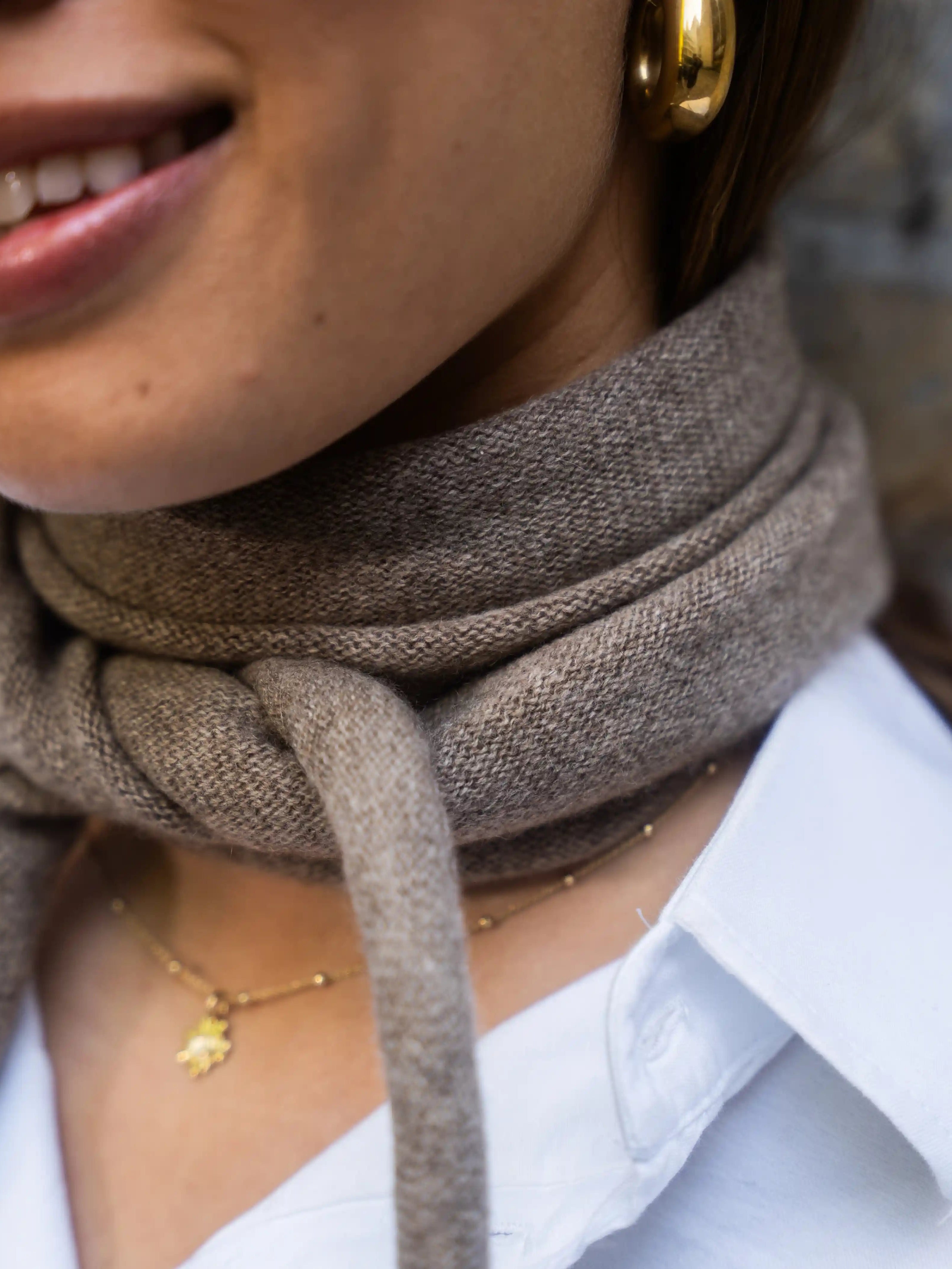 Lille trekantet tørklæde brun - Nordic Weaving