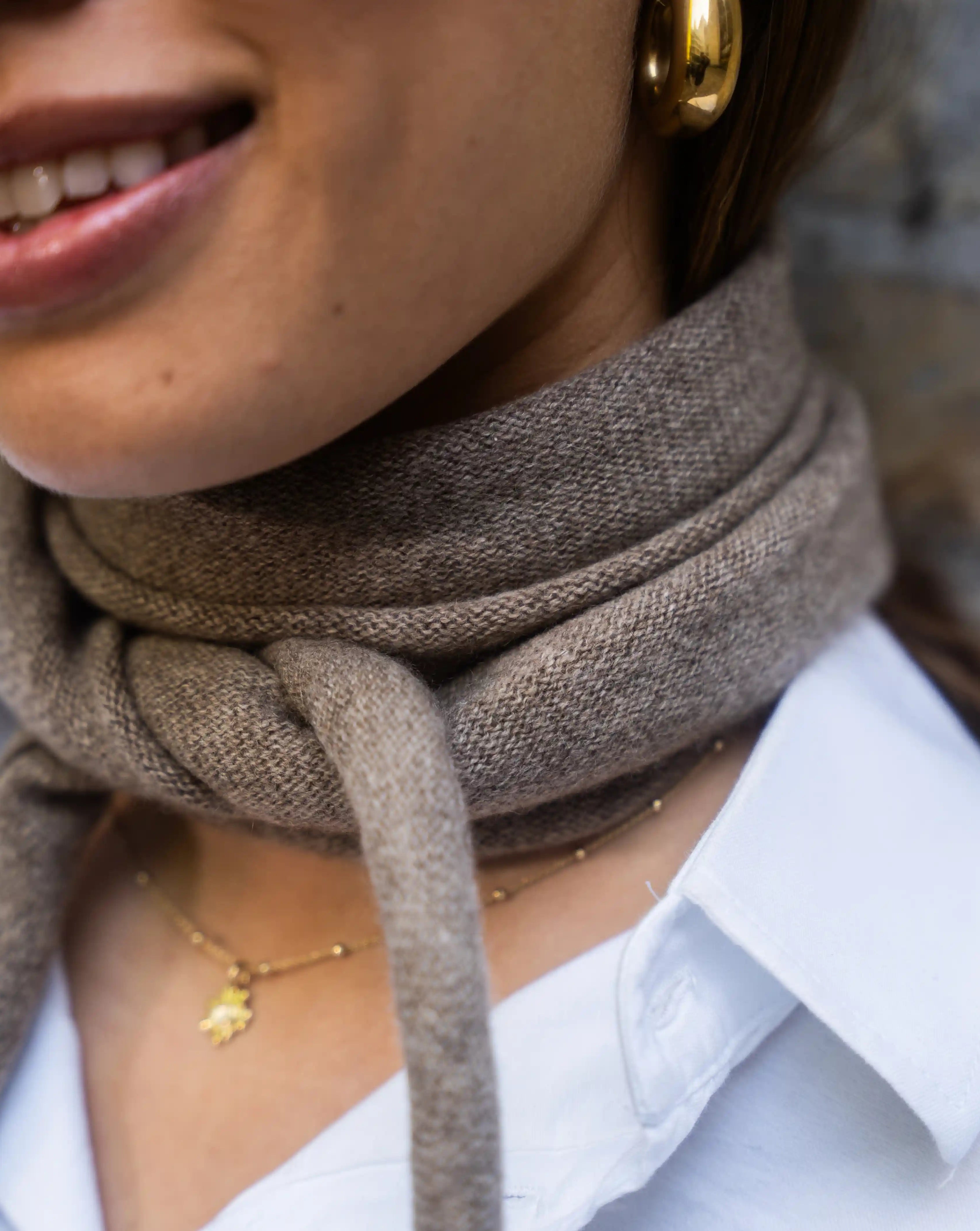 Lille trekantet tørklæde brun - Nordic Weaving