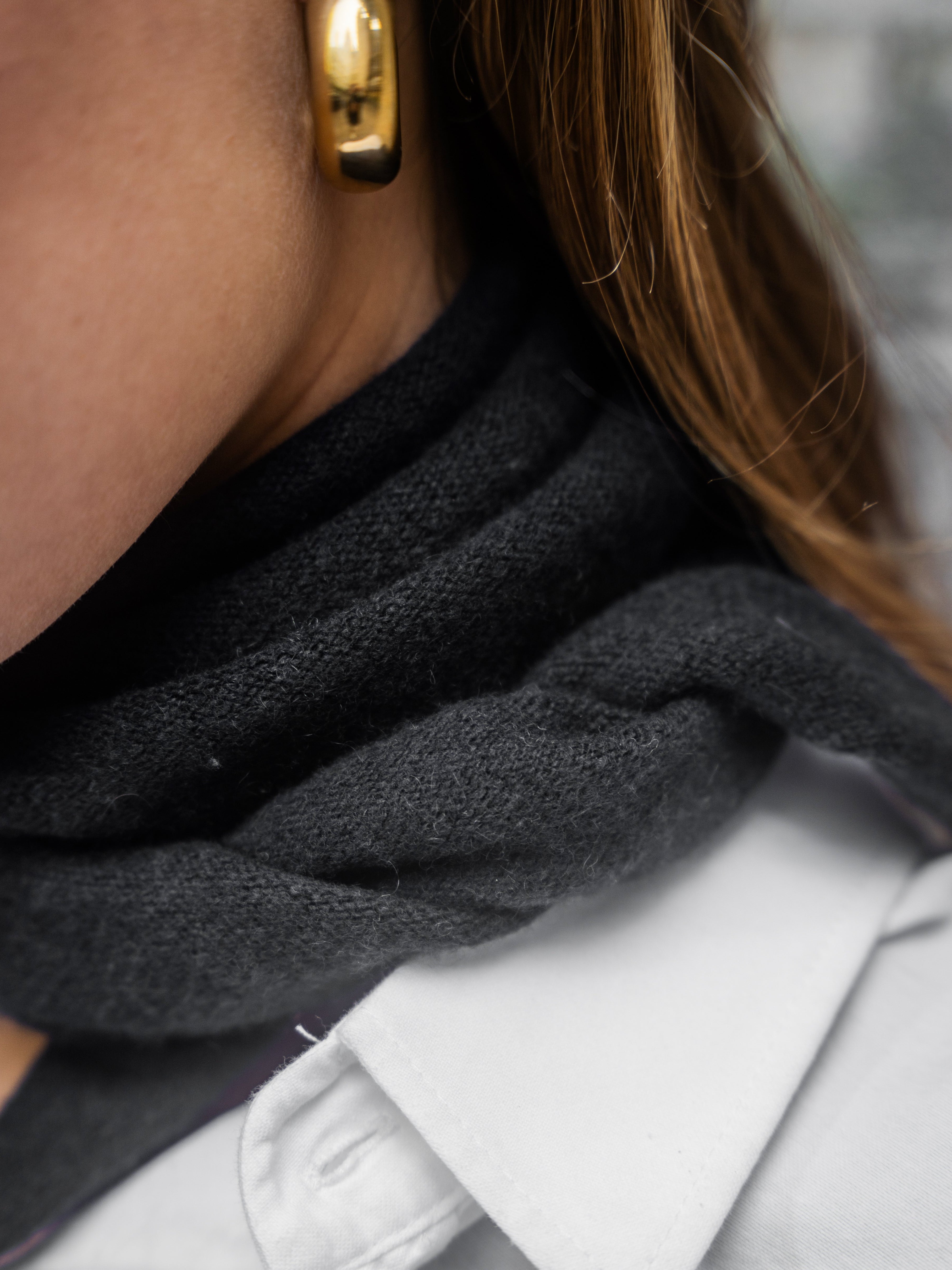 Lille trekantet tørklæde mørk grå - Nordic Weaving