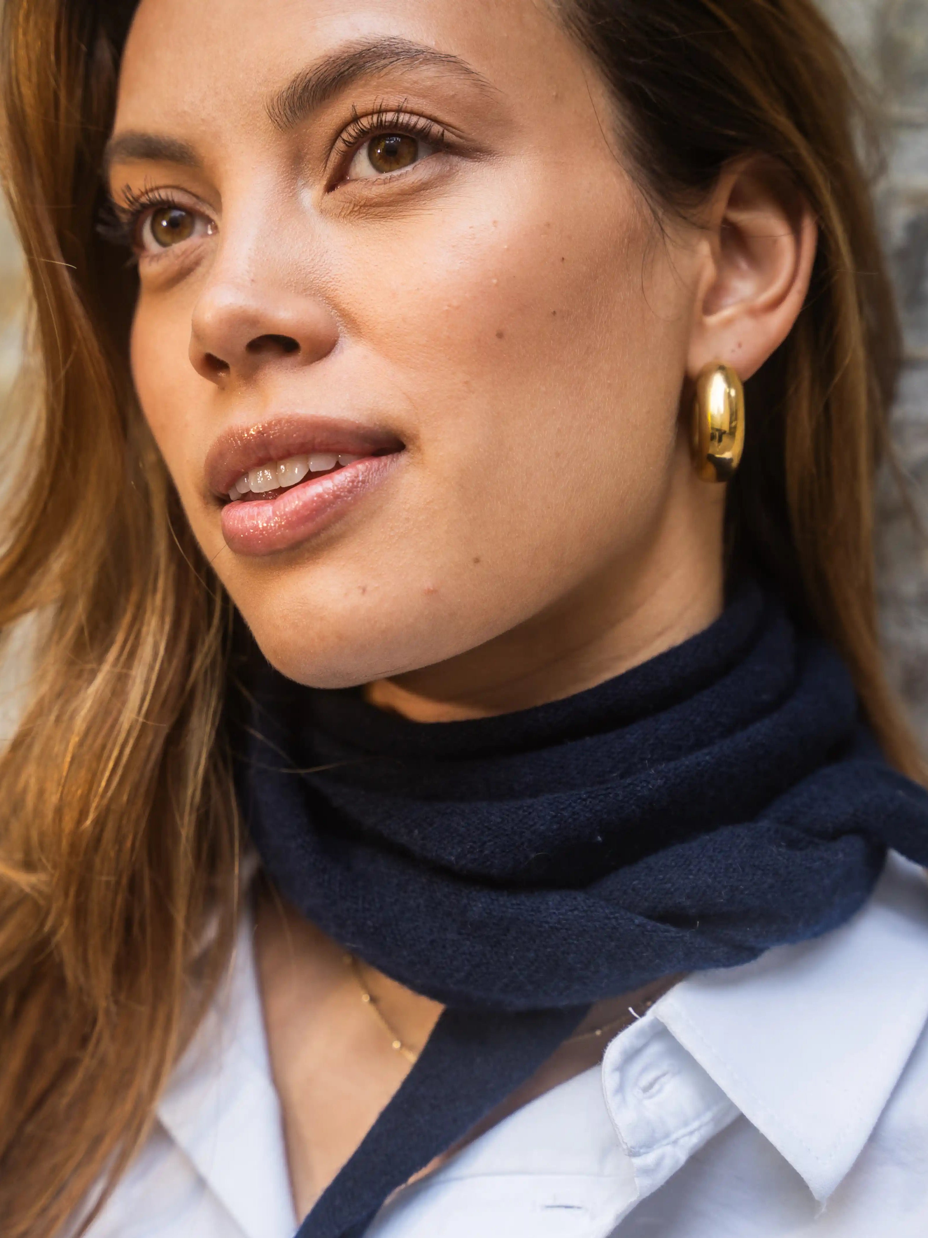 Lille trekantet tørklæde navy blå - Nordic Weaving