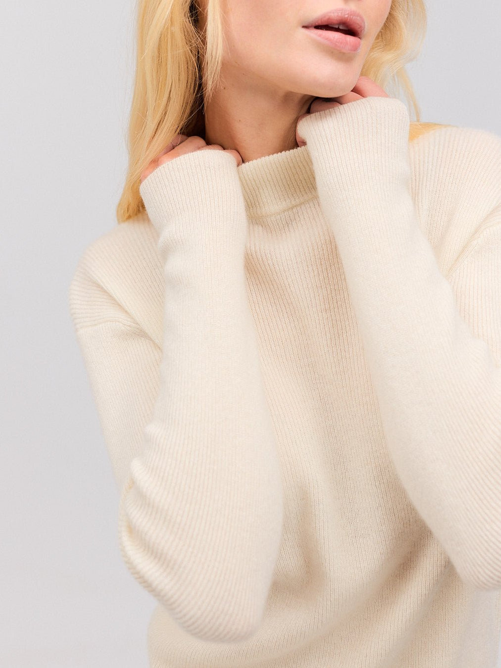Mathilde ribstrikket cashmere bluse neutral white - Nordic Weaving