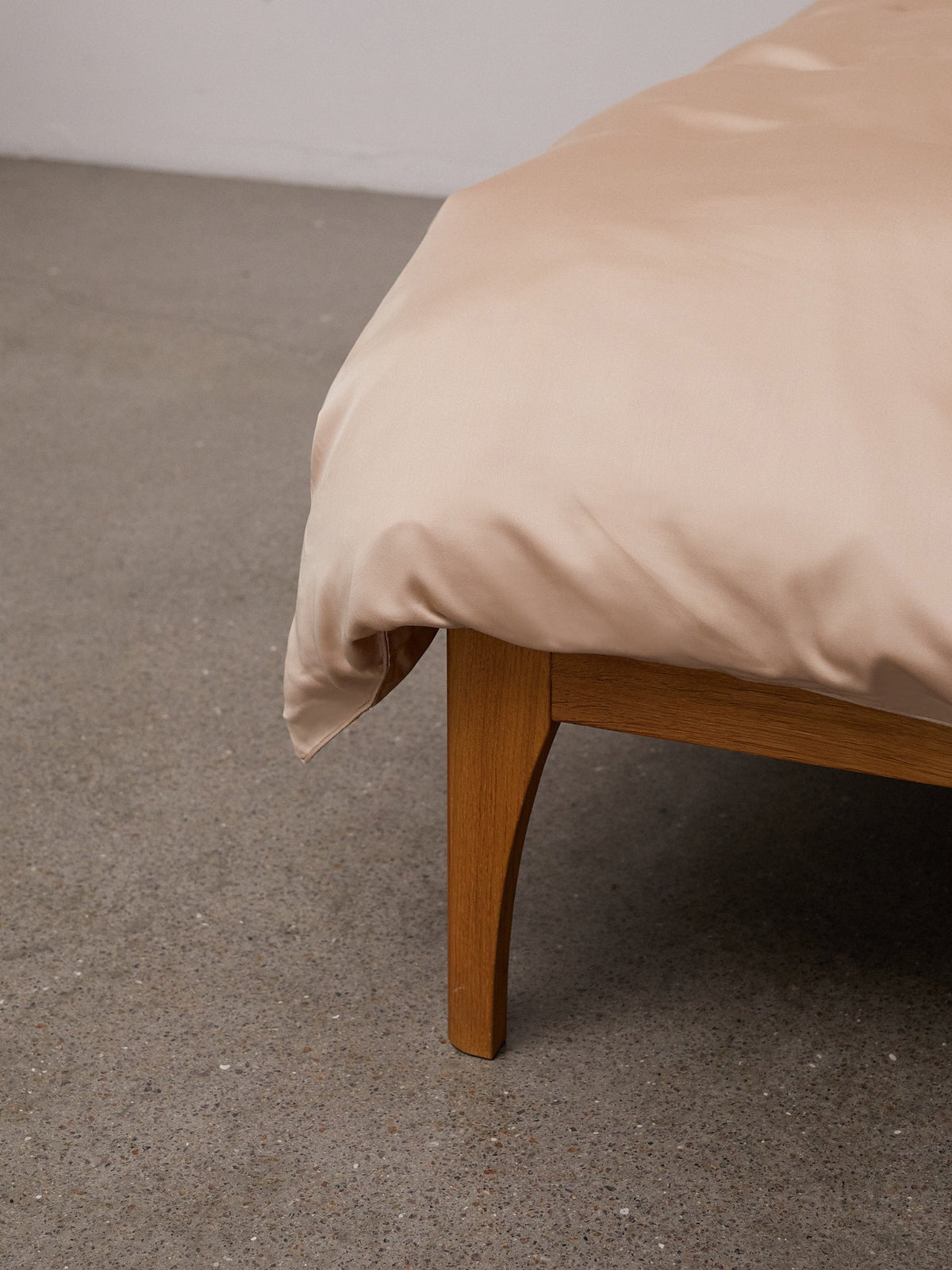 Bambussengetøj i lys beige - redt seng