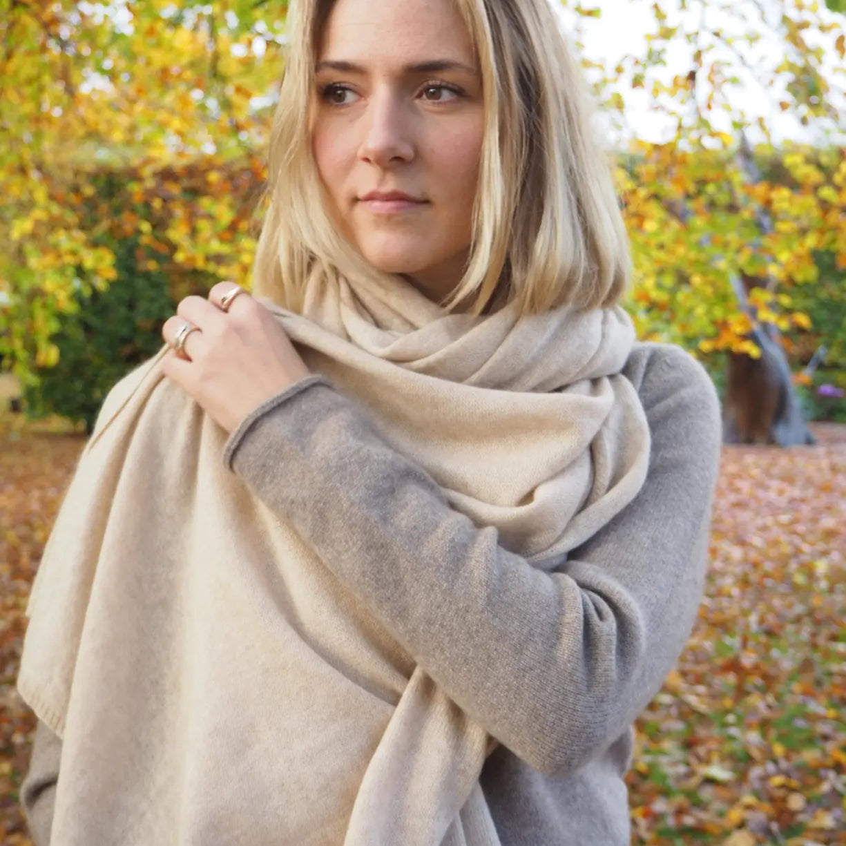Miljøbillede af kvinde iført Cashmere Halstørklæde beige 70x200cm