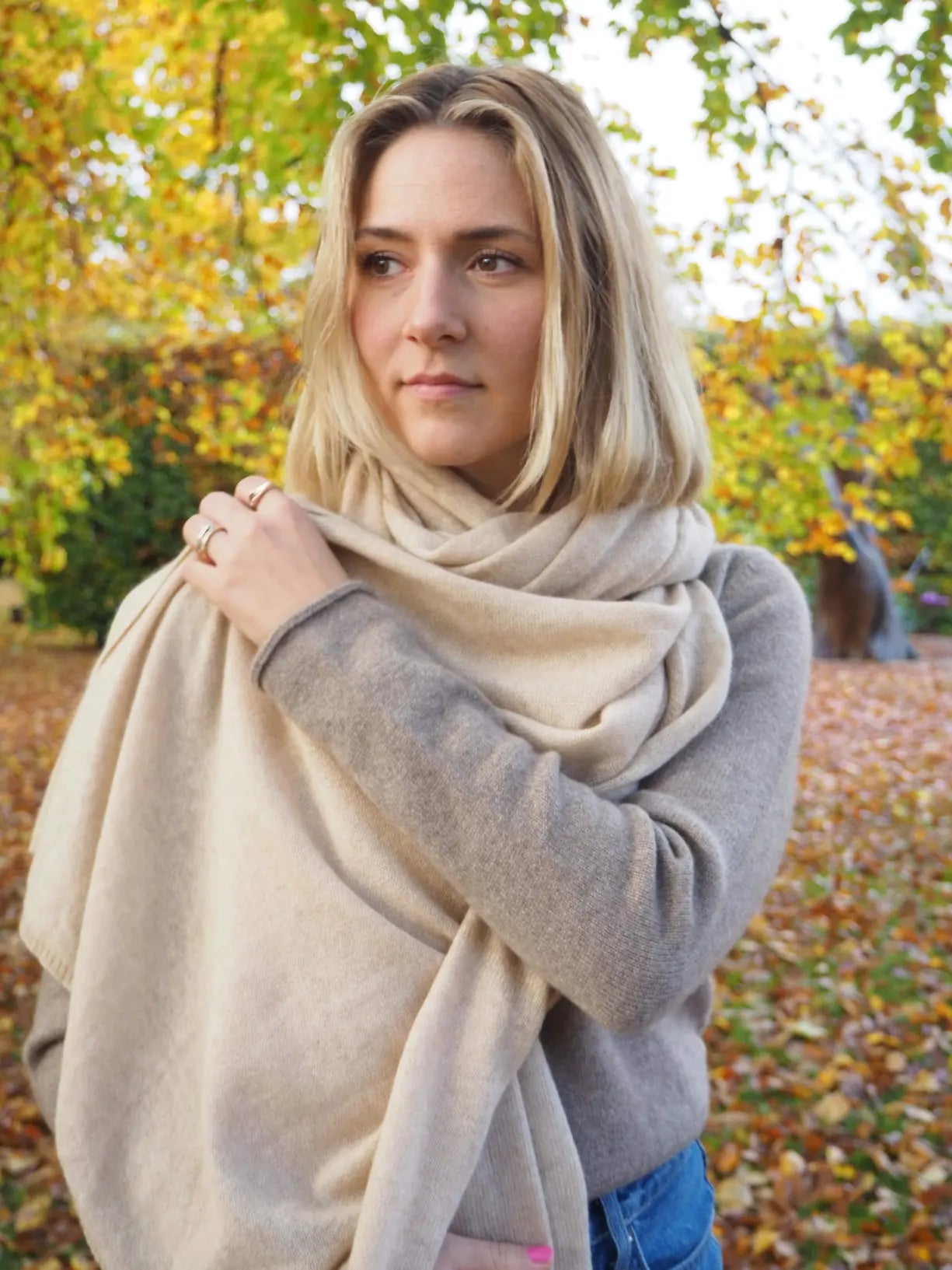 Miljøbillede af kvinde iført Cashmere Halstørklæde beige 70x200cm