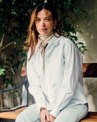 Miljøbillede af kvinde iført lille trekantet tørklæde i beige