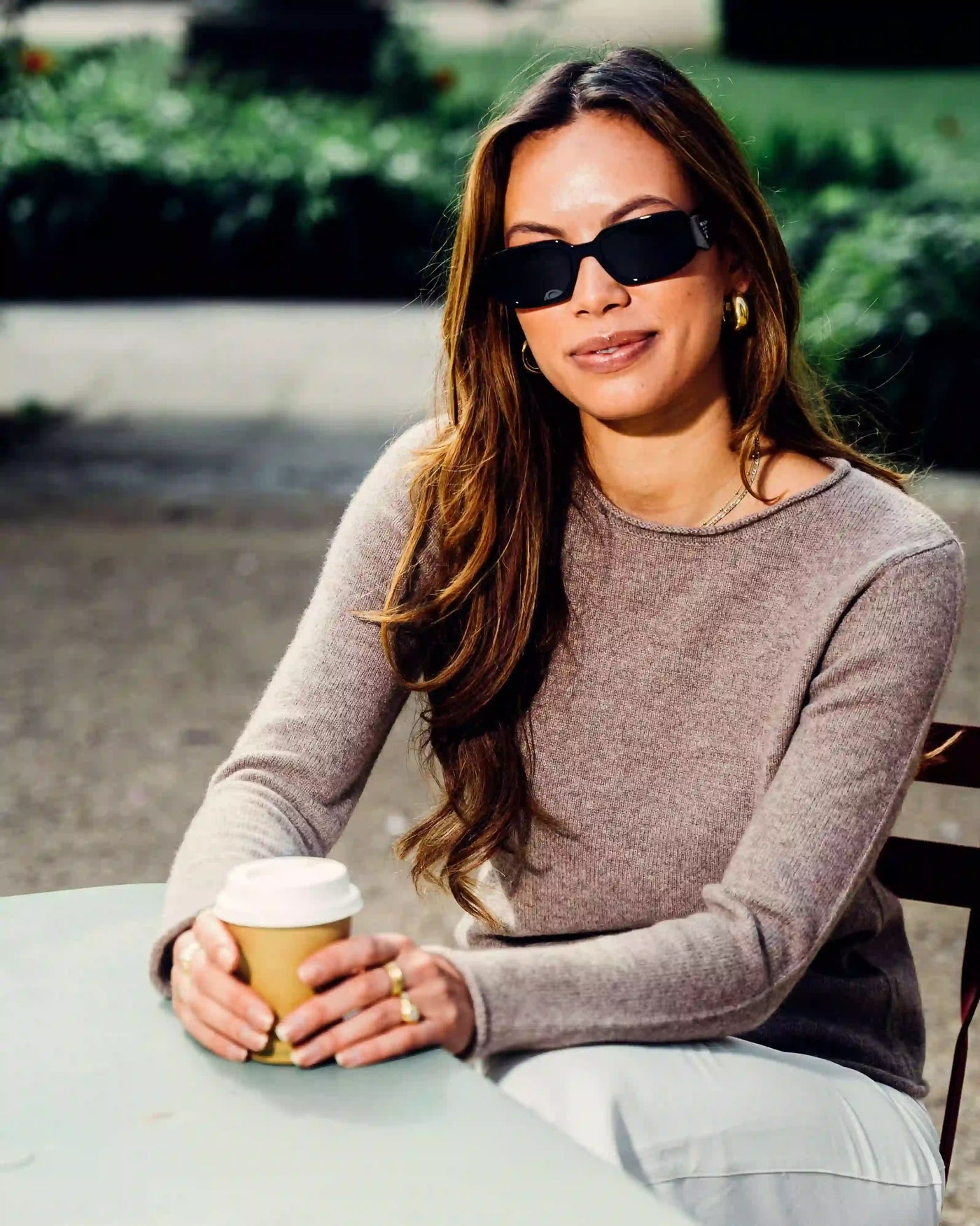 Miljøbillede af kvinde iført brun cashmere sweater bluse 