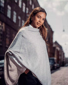 Miljøbillede af kvinde iført lys grå poncho 