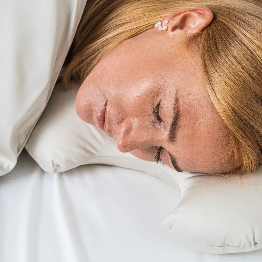 Miljøbillede af kvinde der ligger på the face pillow 