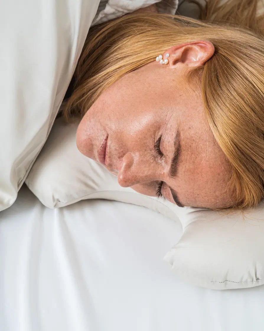 Miljøbillede af kvinde der ligger på the face pillow 