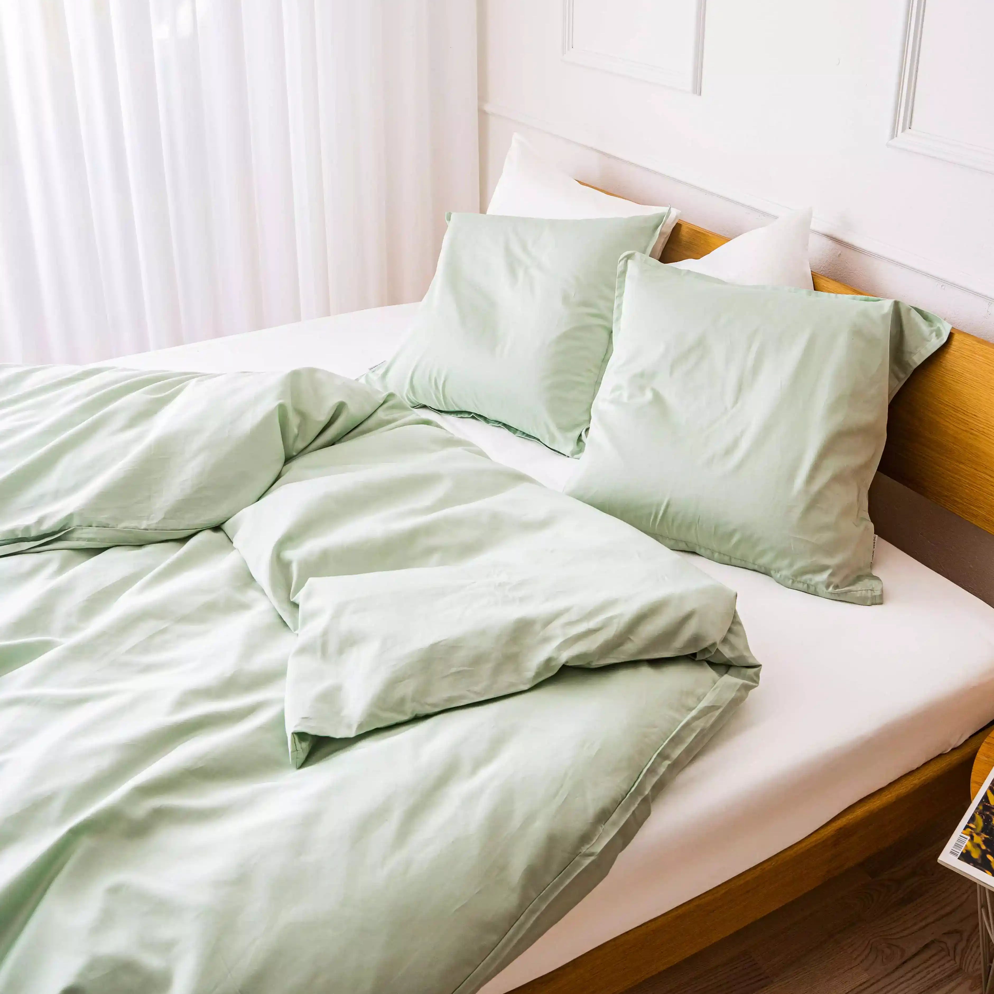 Miljøbillede af redt seng af egyptisk bomuld i farven Douce Grøn - Enkelt sengetøj