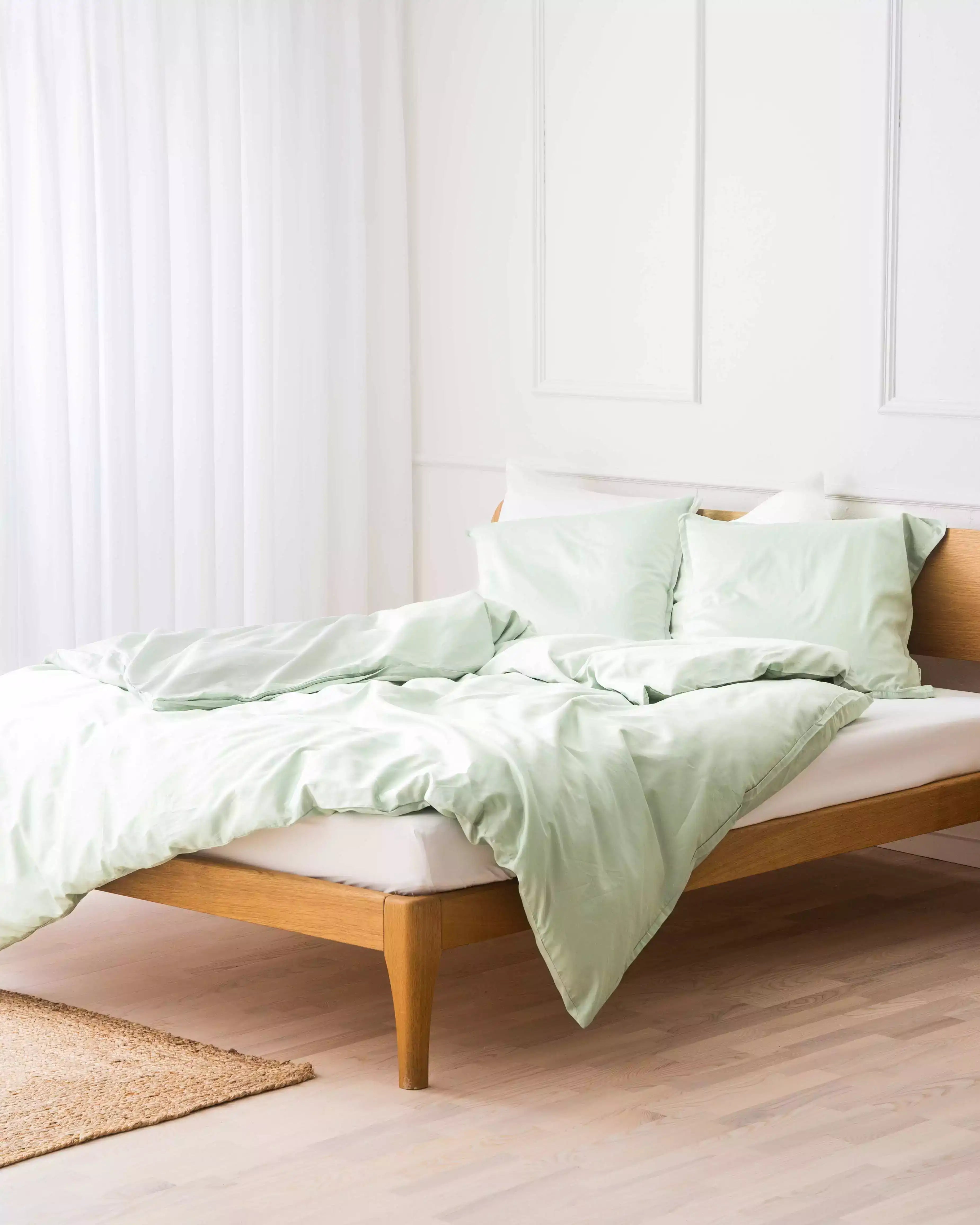 Miljøbillede af redt seng af egyptisk bomuld i farven Douce Grøn - Enkelt sengetøj