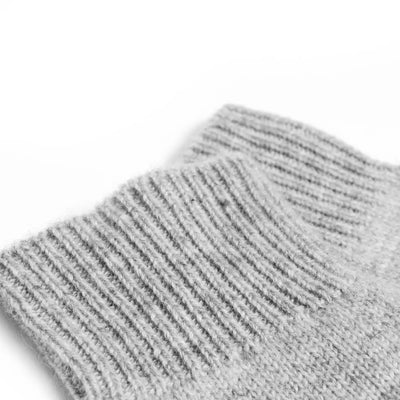 Closeup produktbillede af cashmere handsker uden fingre - lys grå 