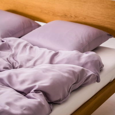 Redt seng i bambussengetøj i farven Lavendel