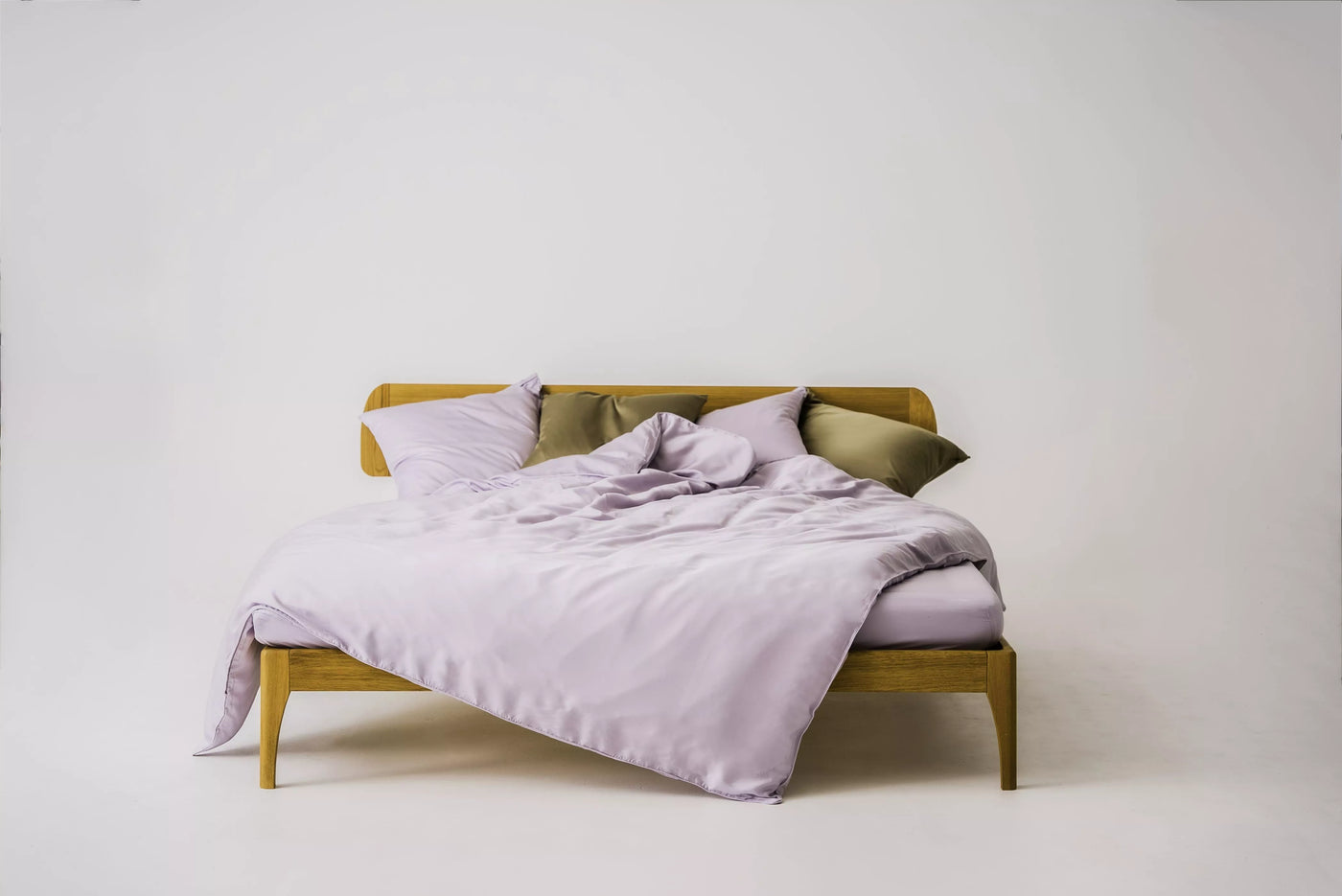 Redt seng i bambussengetøj i farven Lavendel