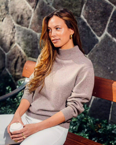Miljøbillede af kvinde iført Leonora cashmere high neck Brown