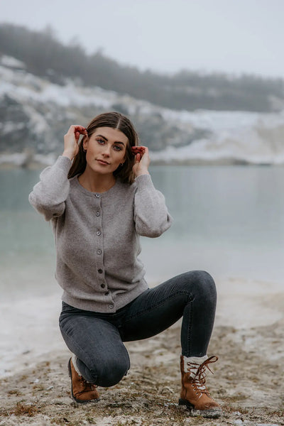 Miljøbillede af kvinde iført Naomi Cashmere cardigan melange camel 