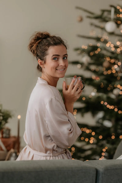 Miljøbillede af Kvinde iført Kimono Lys Beige i Bambus 