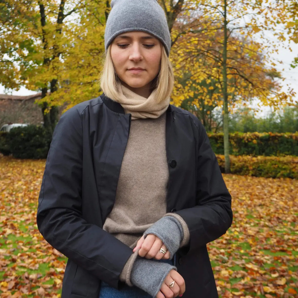 Miljøbillede af grå cashmere handsker på en kvinde