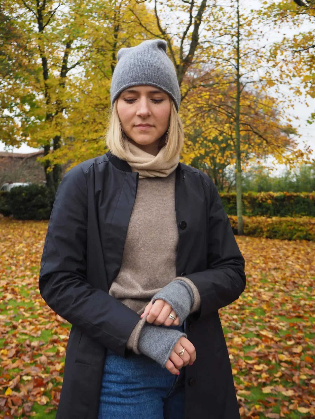 Miljøbillede af grå cashmere handsker på en kvinde