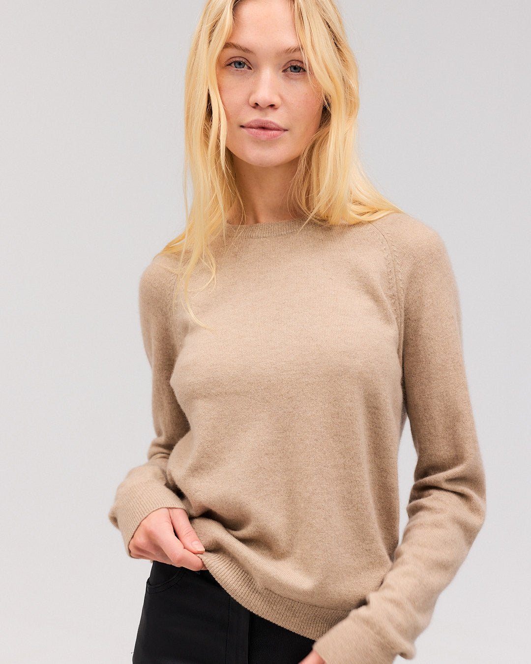 ASTRID cashmere crewneck Sand Melange - Nordic Weaving