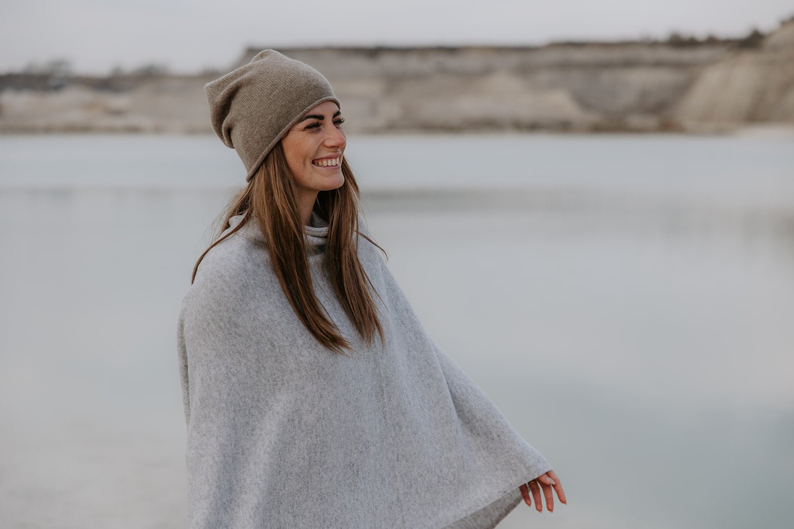 Cashmere poncho lys grå - Nordic Weaving