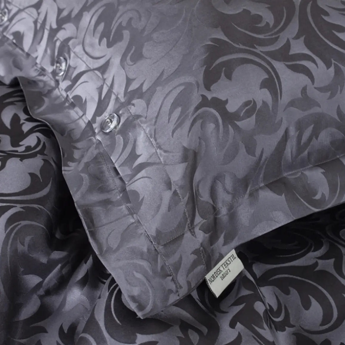 Miljøbillede closeup af enkelt silkesengetøj jacquardvævet mørk grå 