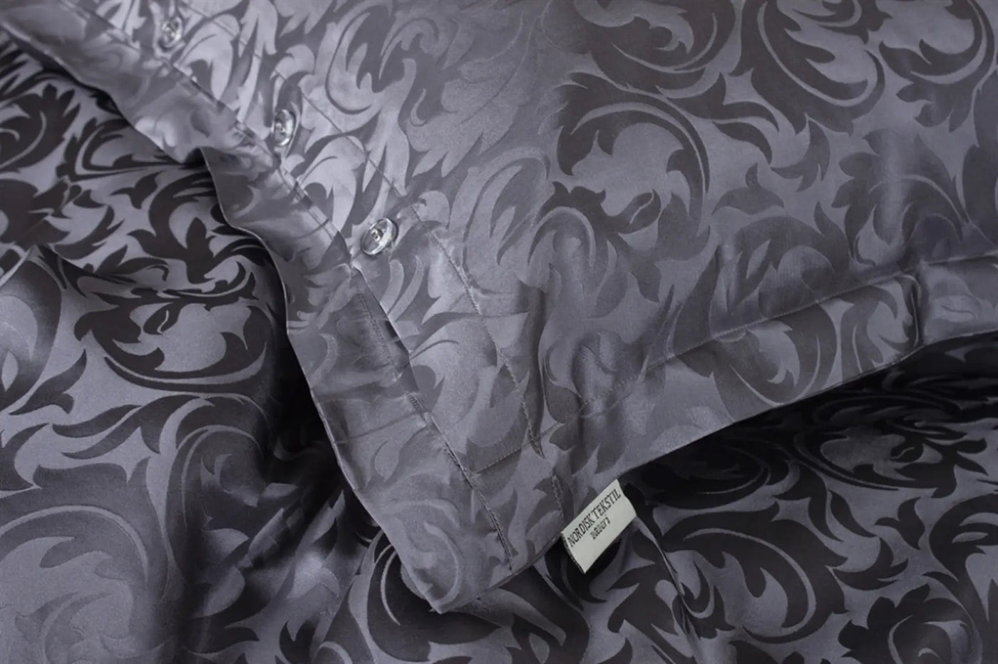 Miljøbillede closeup af enkelt silkesengetøj jacquardvævet mørk grå 
