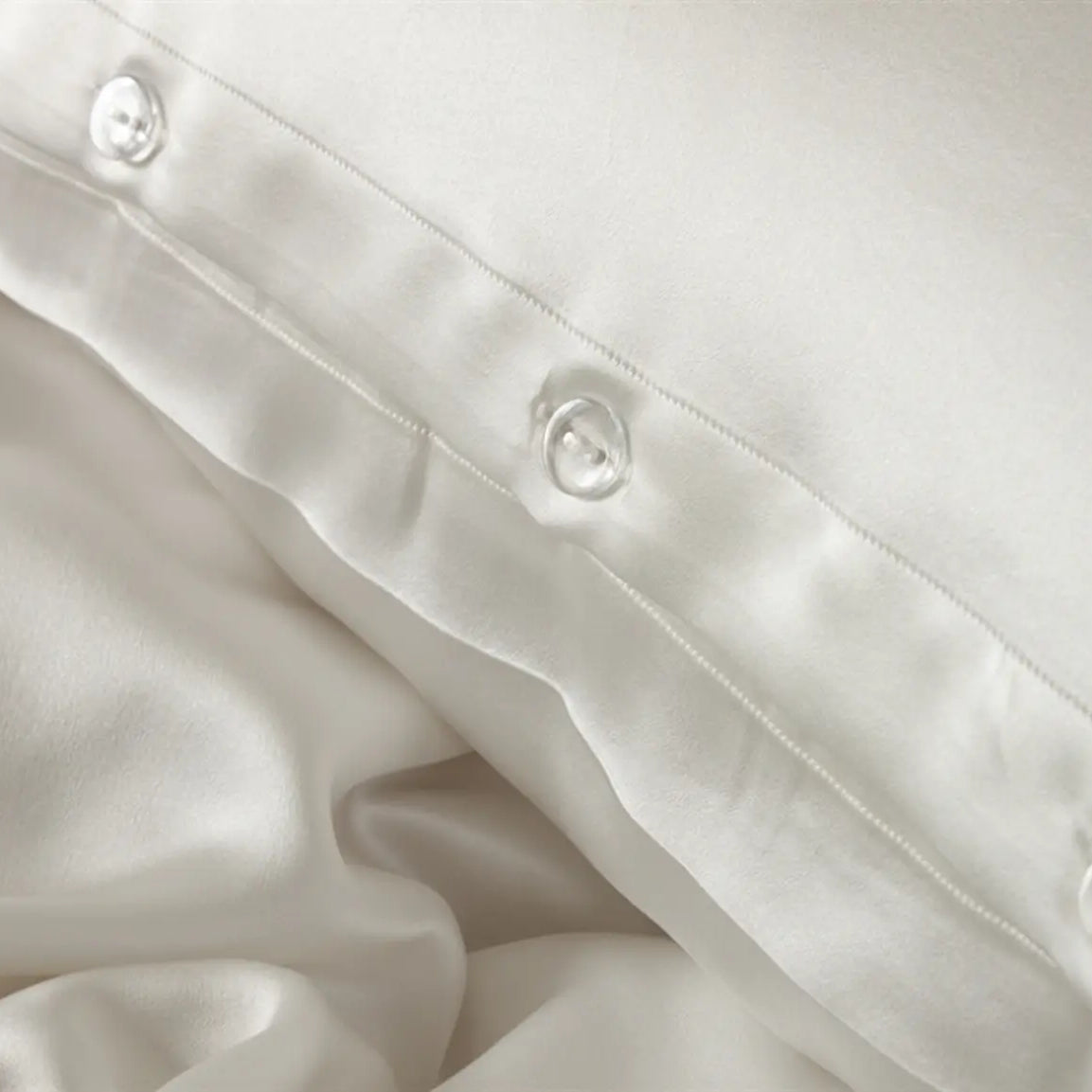 Miljøbillede closeup af enkelt silkesengetøj ivory 