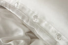 Miljøbillede closeup af enkelt silkesengetøj ivory 
