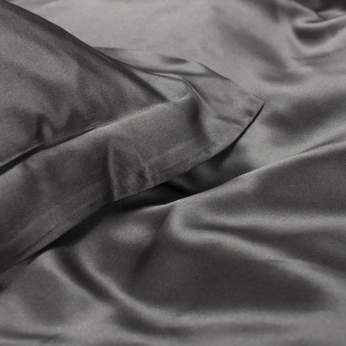 Miljøbillede af børne silkesengetøj mørk grå 