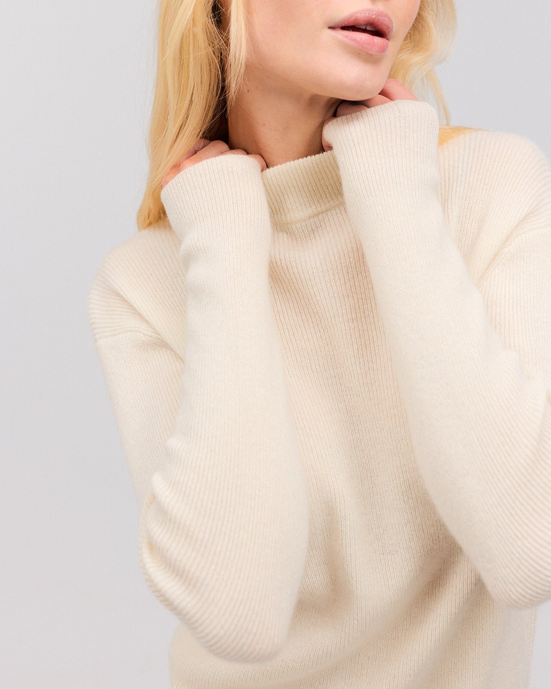 Mathilde ribstrikket cashmere bluse neutral white - Nordic Weaving