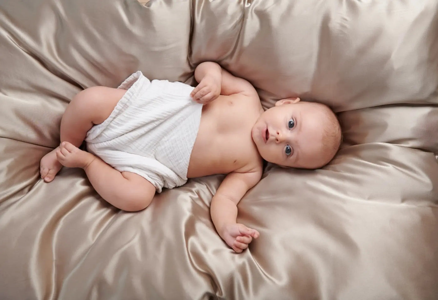 Miljøbillede af baby i børnesilkesengetøj beige 