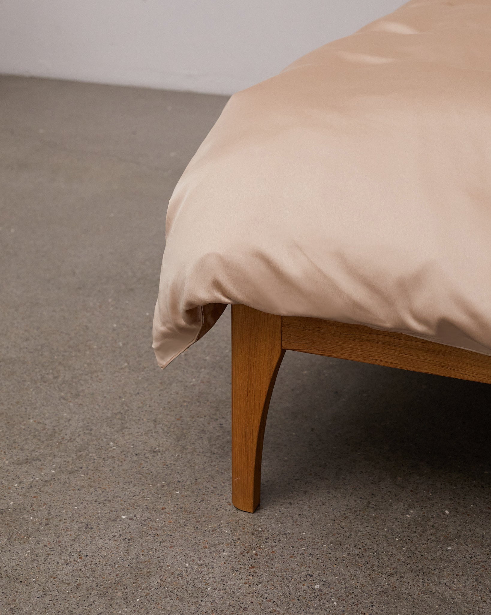 Bambussengetøj i lys beige - redt seng