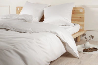Redt seng med pudebetræk af hvid bambus