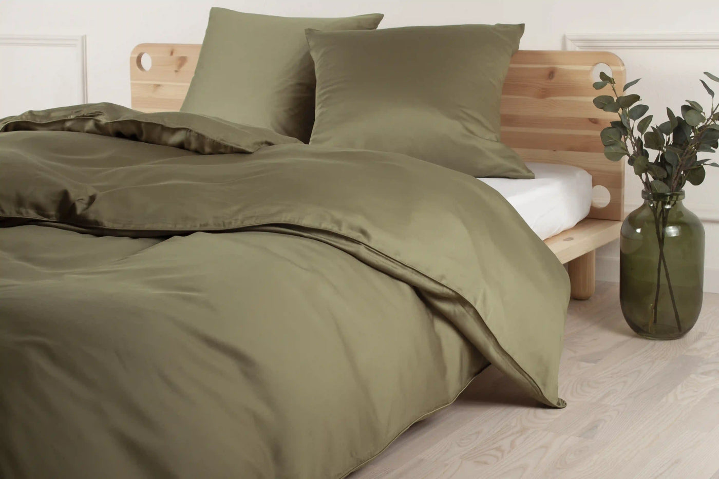 Redt seng med pudebetræk af khaki bambus